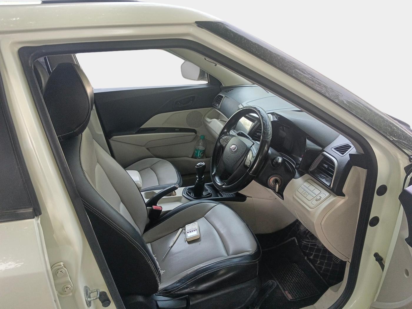 2020 Mahindra XUV300 W6 1.5 Diesel, Diesel, Manual, 1,25,484 km, interior
