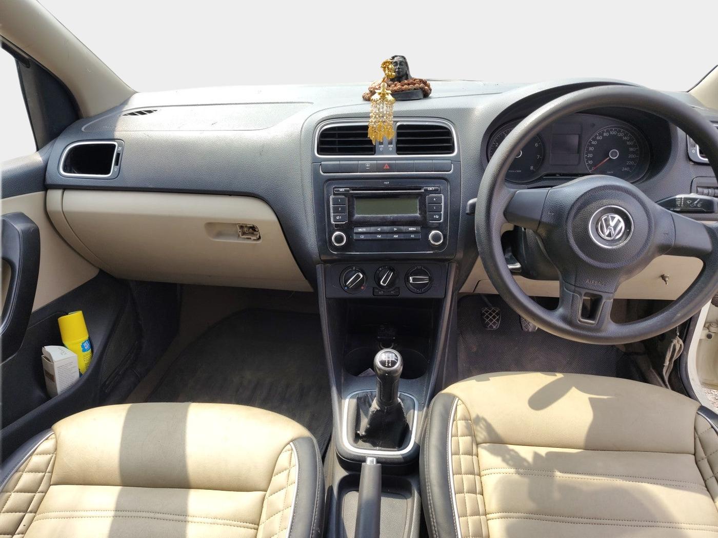 2011 Volkswagen Polo HIGHLINE1.2L, Petrol, Manual, 1,32,091 km, interior
