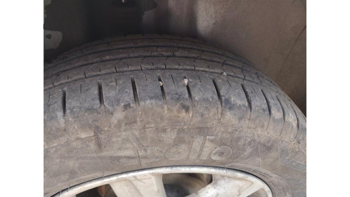 2011 Volkswagen Polo HIGHLINE1.2L, Petrol, Manual, 1,32,091 km, tyre