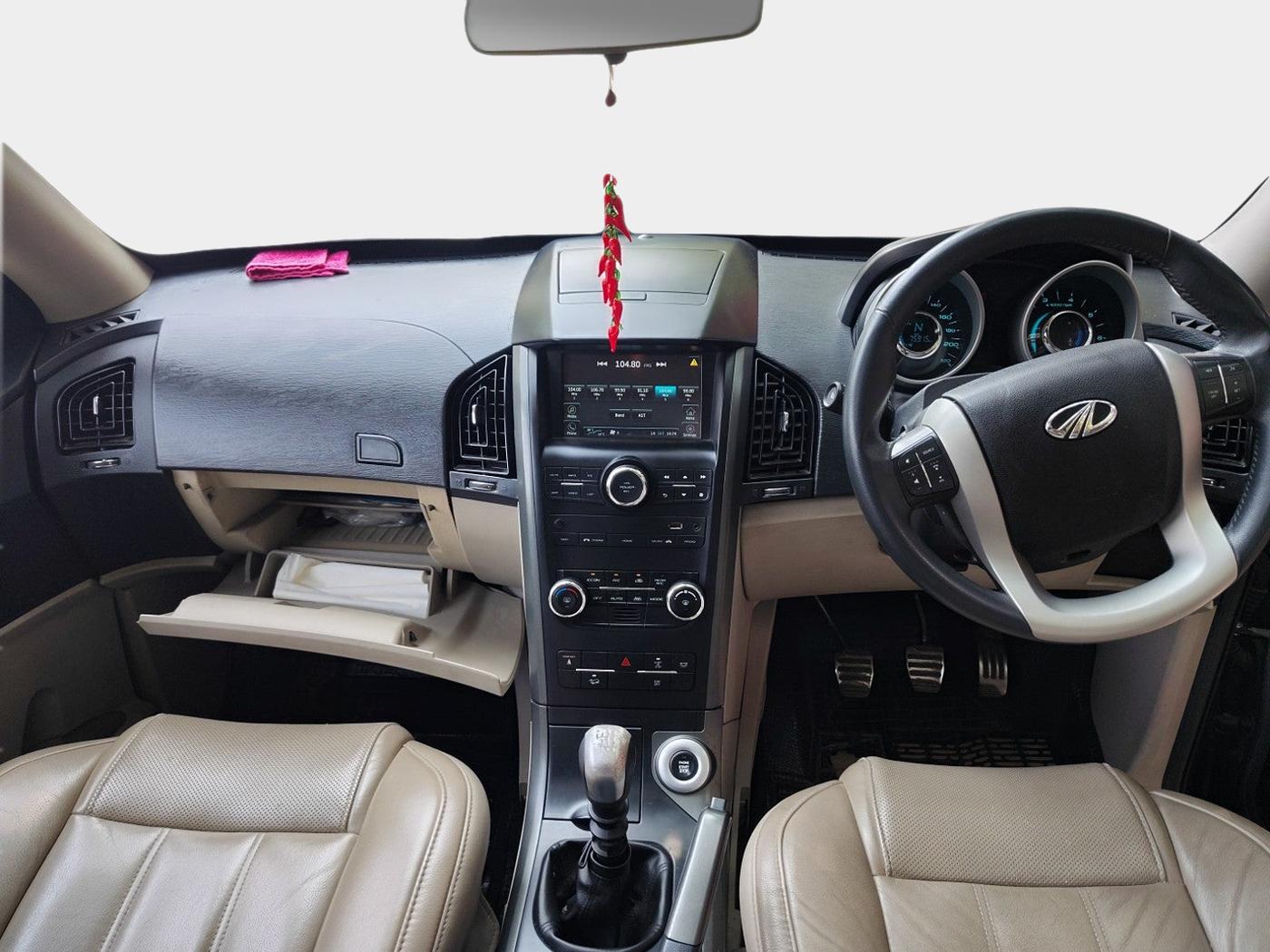 2017 Mahindra XUV500 W10, Diesel, Manual, 75,916 km, interior