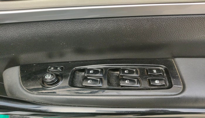 2022 Mahindra XUV700 AX 7 LUXURY D MT 7 STR, Diesel, Manual, 87,318 km, interior