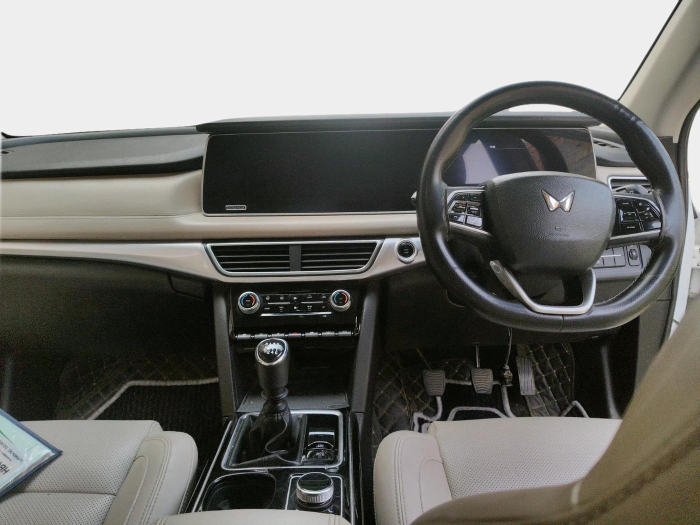 2022 Mahindra XUV700 AX 7 LUXURY D MT 7 STR, Diesel, Manual, 87,318 km, interior