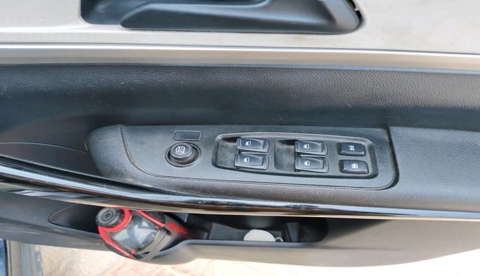 2022 Mahindra XUV700 AX 5 D MT 7 STR, Diesel, Manual, 1,08,653 km, interior