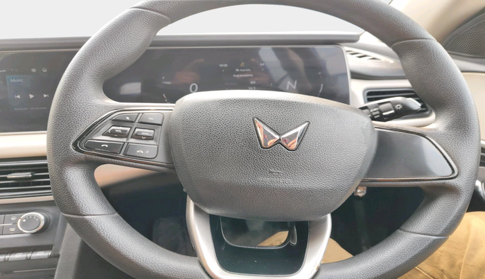 2022 Mahindra XUV700 AX 5 D MT 7 STR, Diesel, Manual, 1,08,653 km, interior