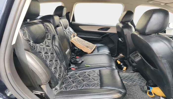 2022 Mahindra XUV700 AX 5 D MT 7 STR, Diesel, Manual, 1,08,653 km, interior