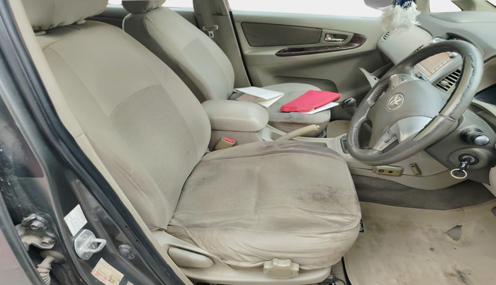 2013 Toyota Innova 2.5 VX 7 STR, Diesel, Manual, 1,74,381 km, interior