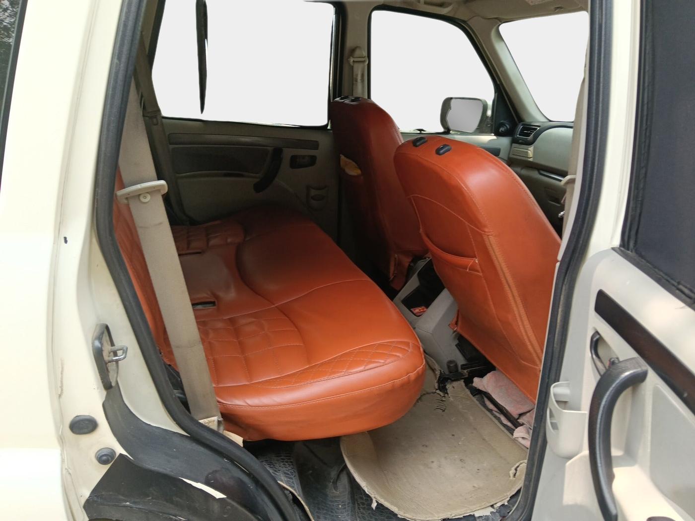 2016 Mahindra Scorpio S6 PLUS 1.99 INTELLI-HYBRID, Diesel, Manual, 75,000 km, interior