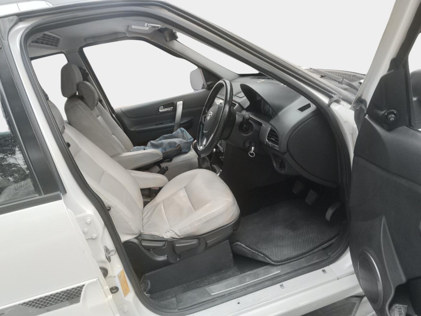 2015 Tata Safari Storme 2.2 VX 4X2, Diesel, Manual, 1,07,500 km, interior