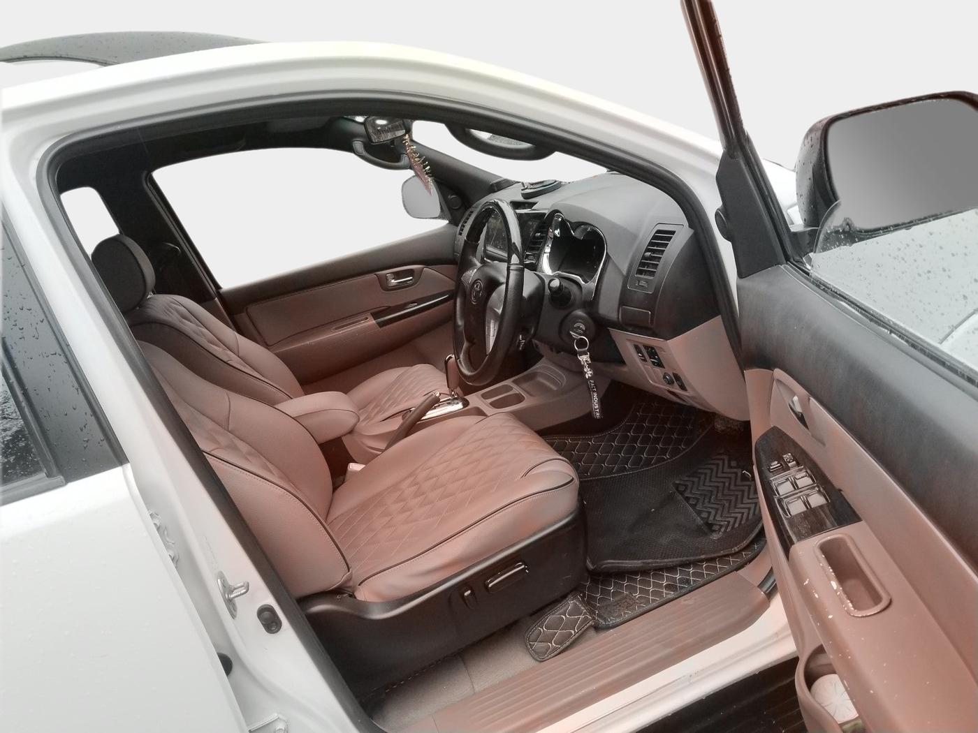 2013 Toyota Fortuner 3.0 4X2 AT, Diesel, Automatic, 2,36,761 km, interior