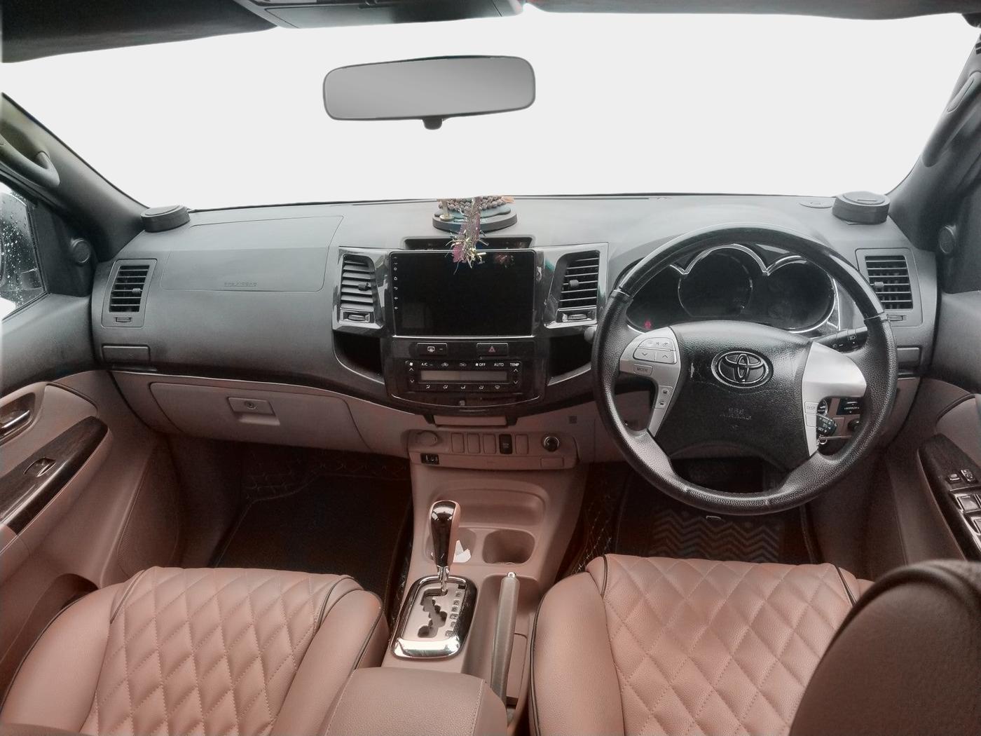2013 Toyota Fortuner 3.0 4X2 AT, Diesel, Automatic, 2,36,761 km, interior