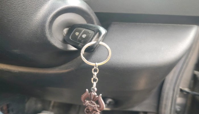 2017 Renault Kwid RXT 1.0 (O), Petrol, Manual, 98,932 km, interior