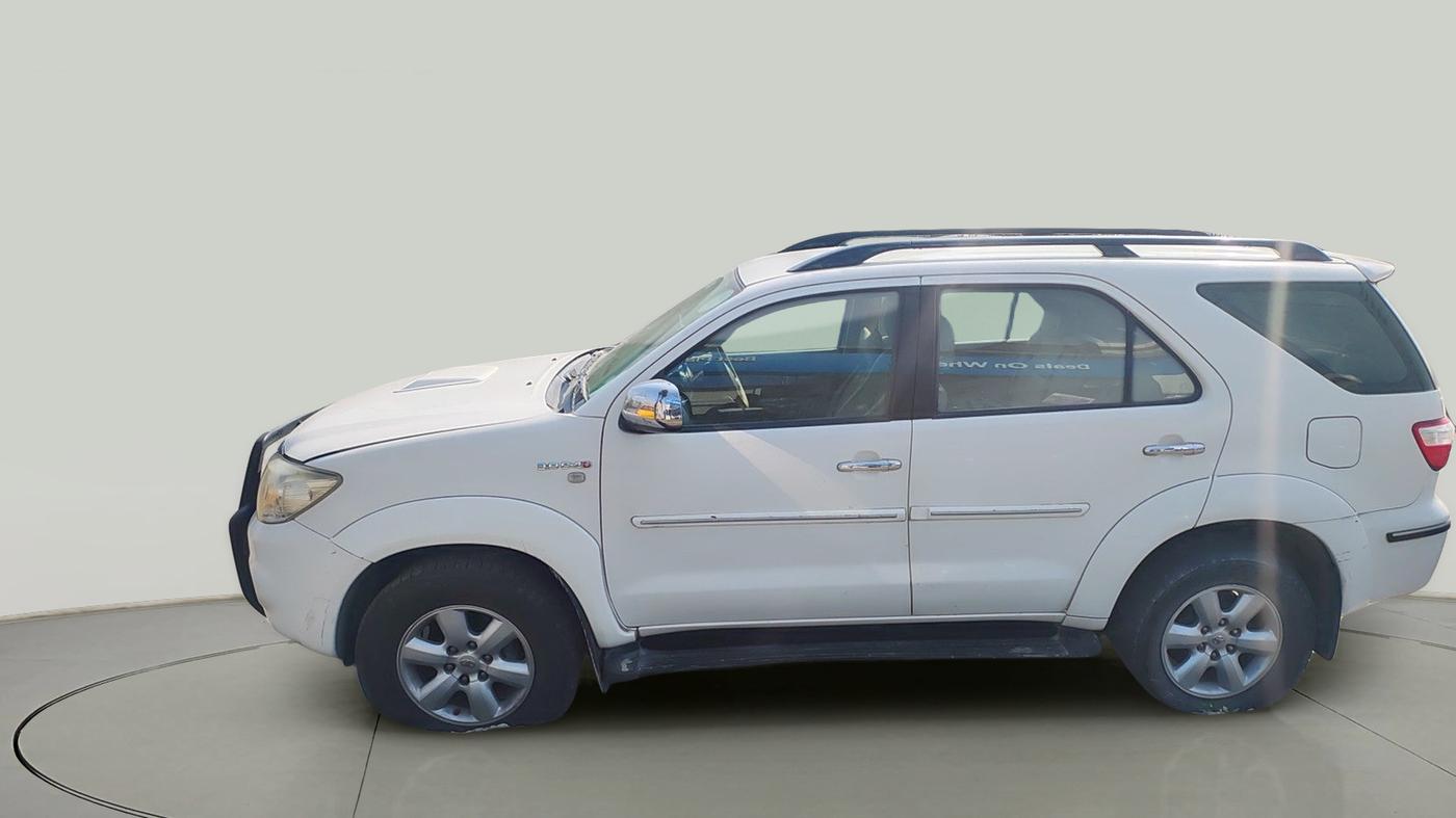 2010 Toyota Fortuner 3.0 4X4 MT, Diesel, Manual, 1,54,173 km, exterior