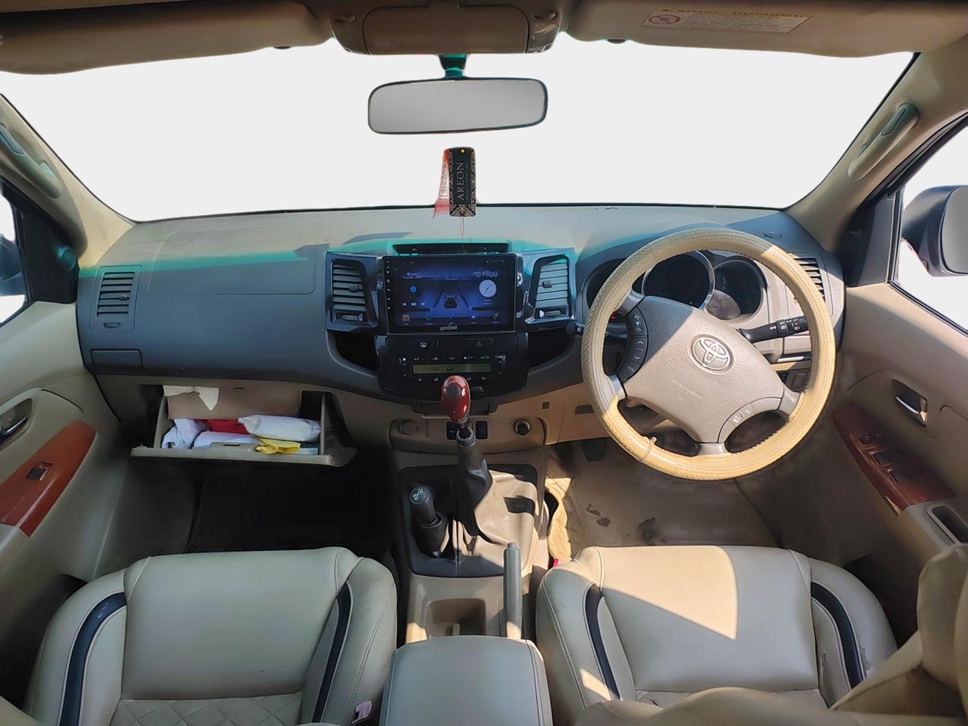 2010 Toyota Fortuner 3.0 4X4 MT, Diesel, Manual, 1,54,173 km, interior