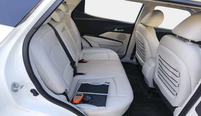 2020 Mahindra XUV300 W8 (O) 1.5 DIESEL AMT, Diesel, Automatic, 34,684 km, interior