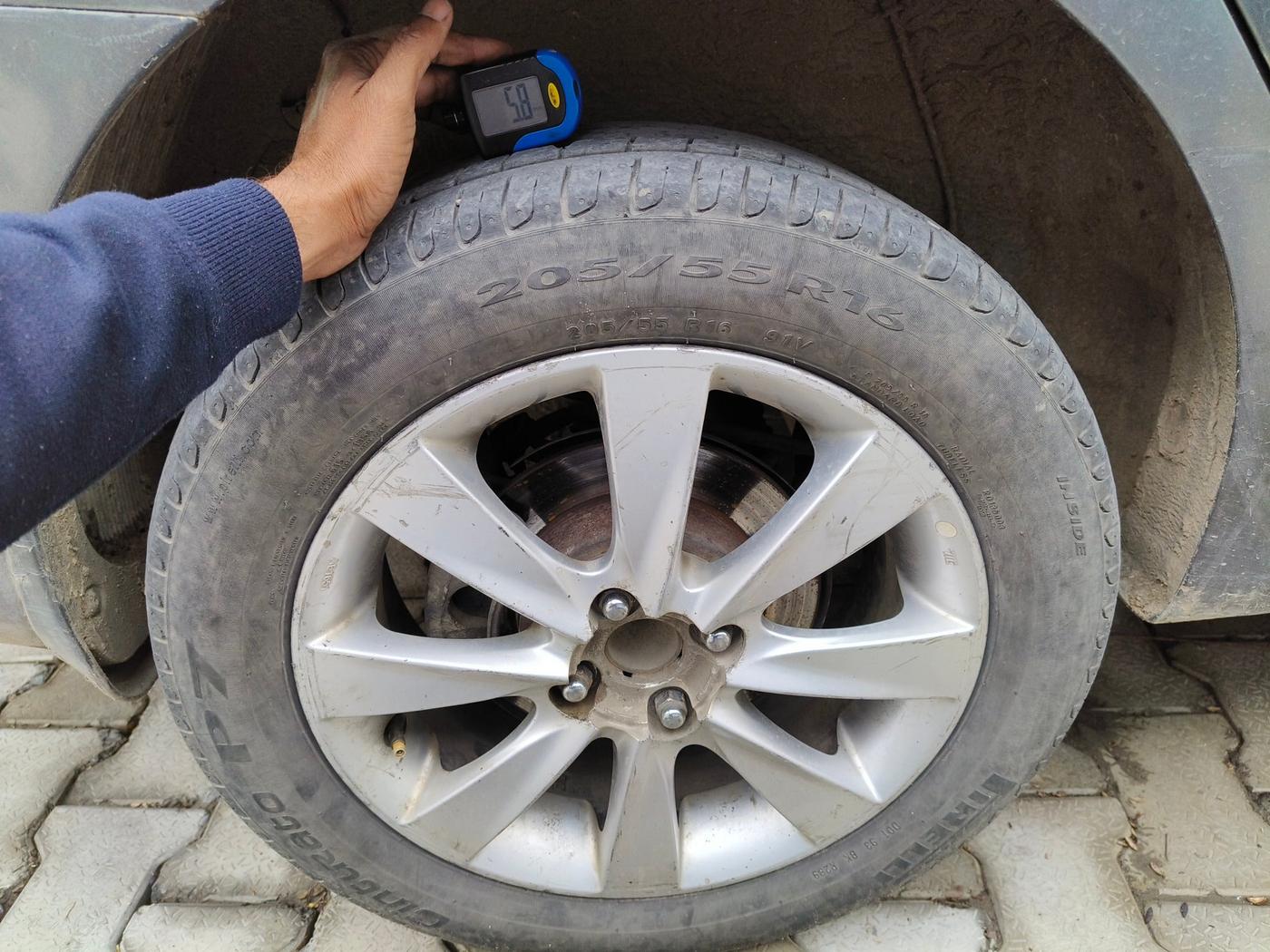 2013 Hyundai Verna FLUIDIC 1.6 CRDI SX AT, Diesel, Automatic, 1,15,424 km, tyre