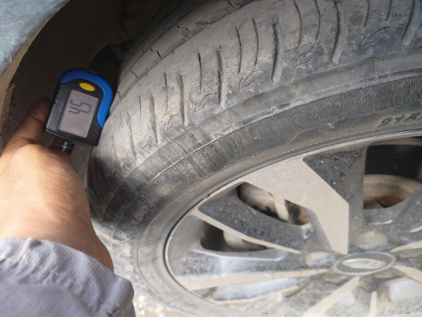 2021 Mahindra XUV300 W8 (O) 1.2 PETROL AMT, Petrol, Automatic, 26,825 km, tyre