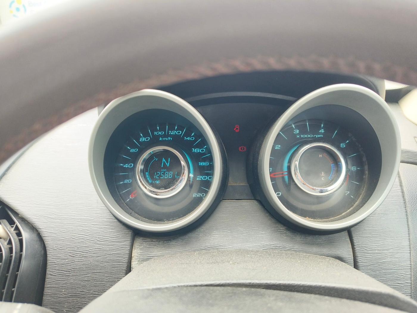 2017 Mahindra XUV500 W10, Diesel, Manual, 1,25,881 km, interior