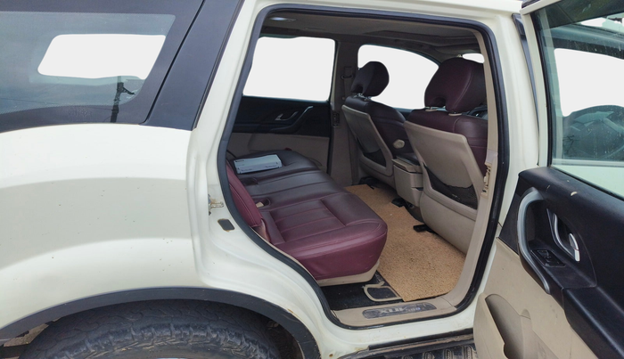 2017 Mahindra XUV500 W10, Diesel, Manual, 1,25,881 km, interior