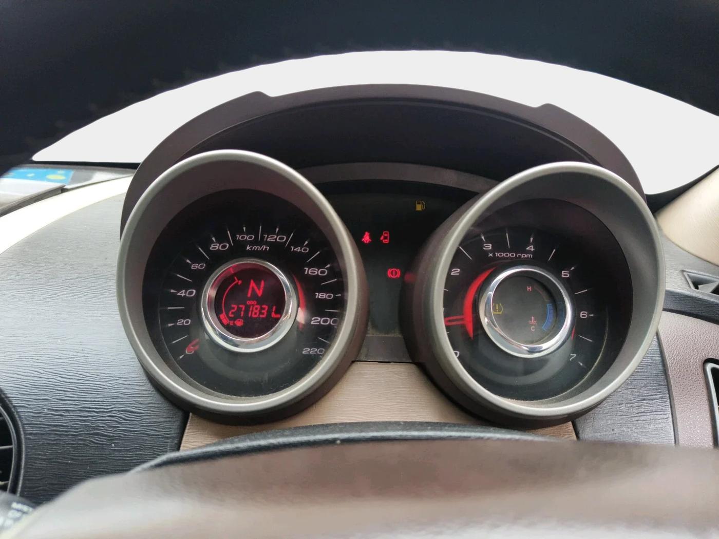 2014 Mahindra XUV500 W8, Diesel, Manual, 2,71,831 km, interior