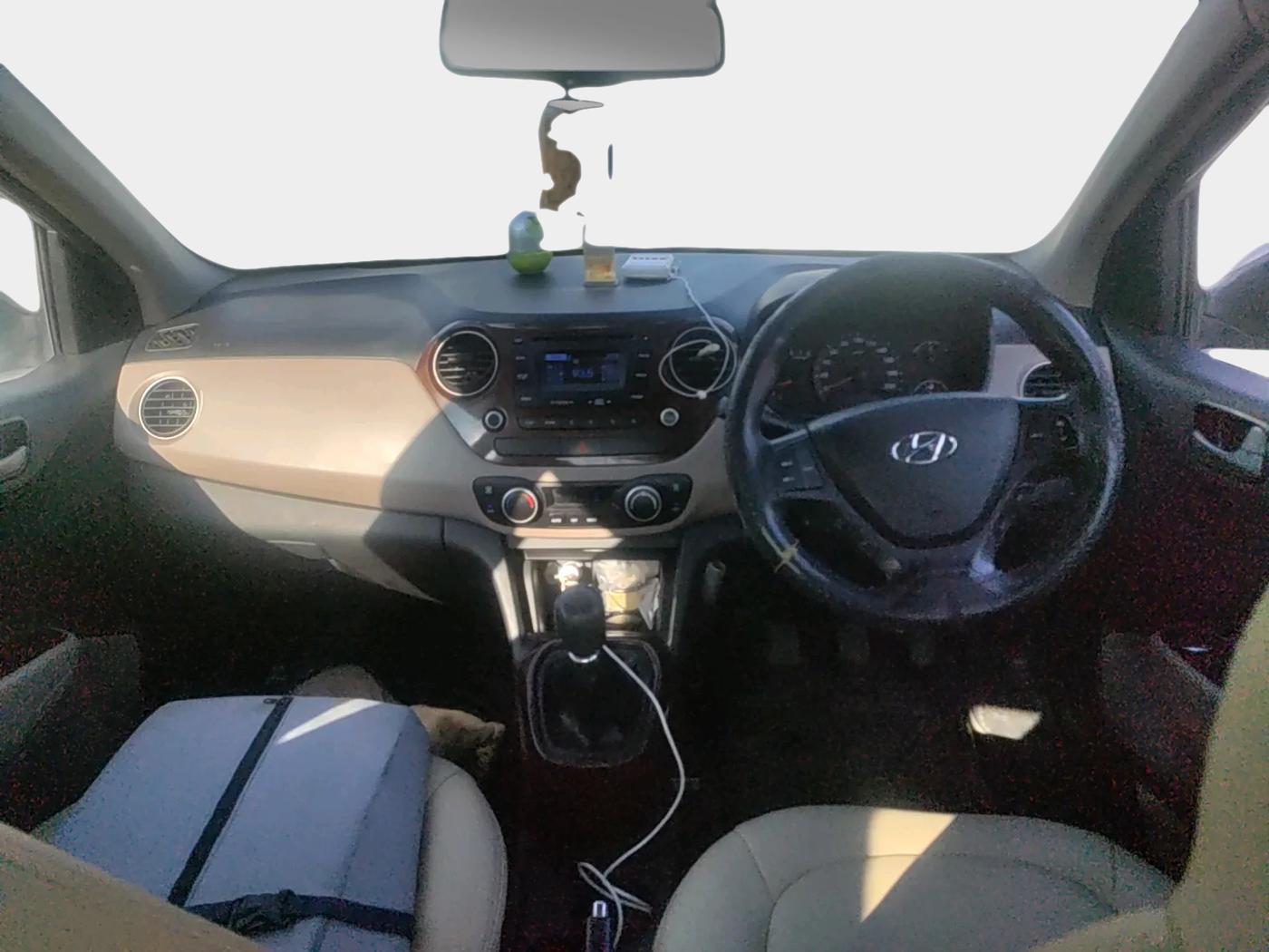 2014 Hyundai Xcent SX 1.2 (O), Petrol, Manual, 1,00,406 km, interior