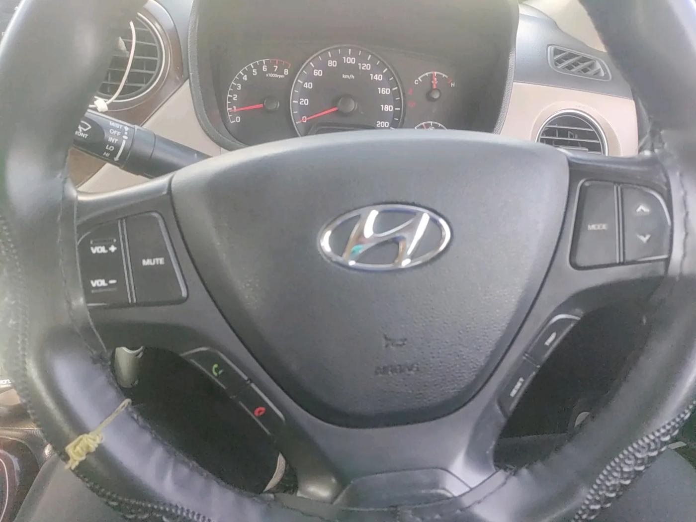2014 Hyundai Xcent SX 1.2 (O), Petrol, Manual, 1,00,406 km, interior