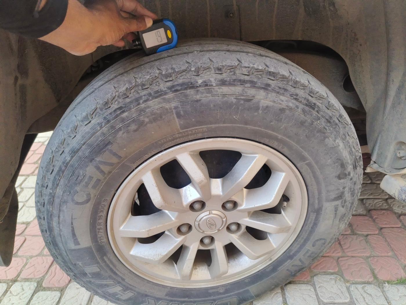 2017 Mahindra TUV300 T8 AMT, Diesel, Automatic, 53,180 km, tyre