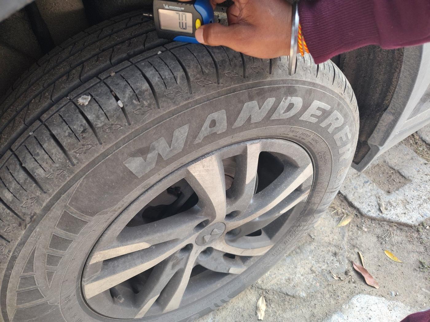 2023 Mahindra XUV700 AX 5 P AT 5 STR, Petrol, Automatic, 16,852 km, tyre