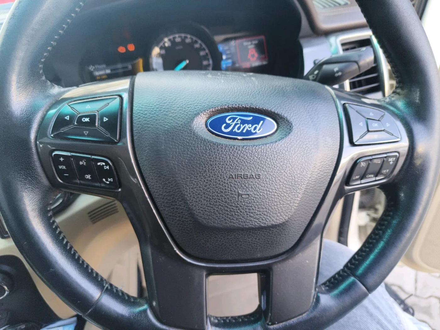 2016 Ford Endeavour TREND 3.2 4X4 AT, Diesel, Automatic, 2,18,733 km, interior