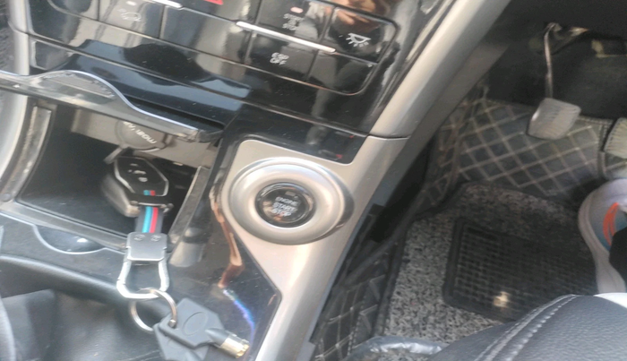 2021 Mahindra XUV500 W9, Diesel, Manual, 76,774 km, interior