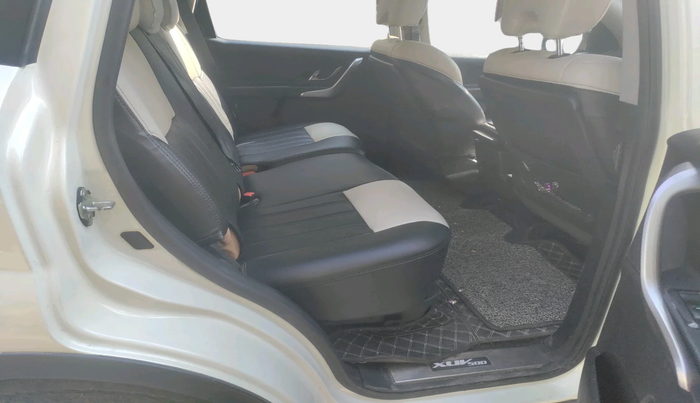 2021 Mahindra XUV500 W9, Diesel, Manual, 76,774 km, interior