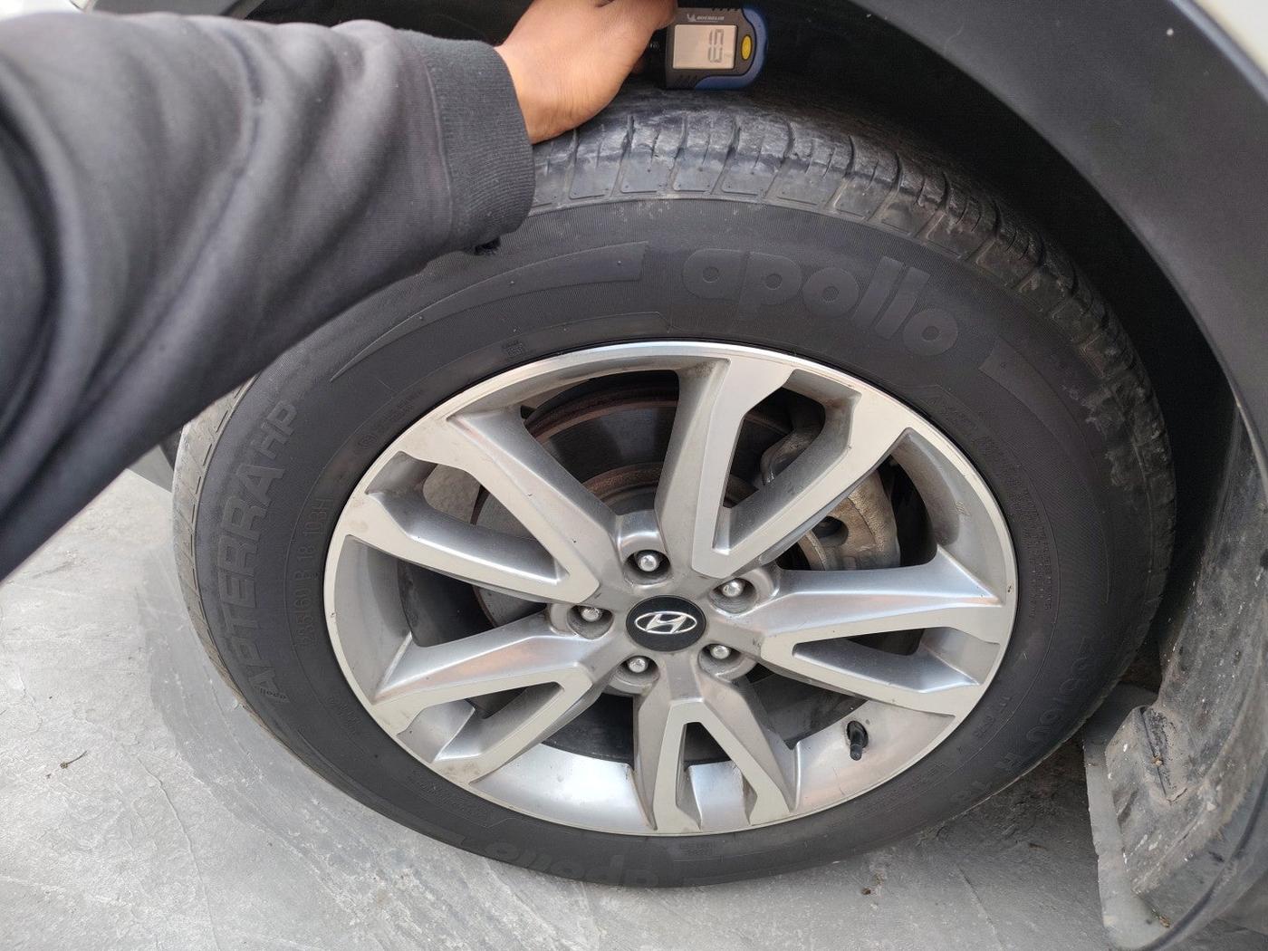 2015 Hyundai Santa Fe 2 WD AT, Diesel, Automatic, 16,750 km, tyre