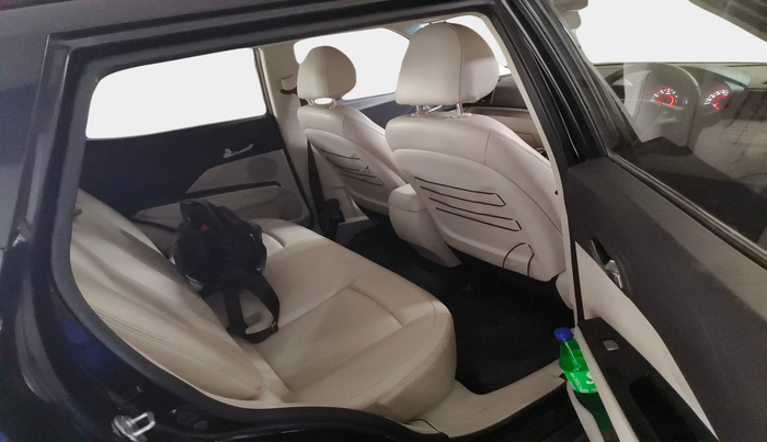 2021 Mahindra XUV300 W8 (O) 1.2 PETROL, Petrol, Manual, 40,443 km, interior