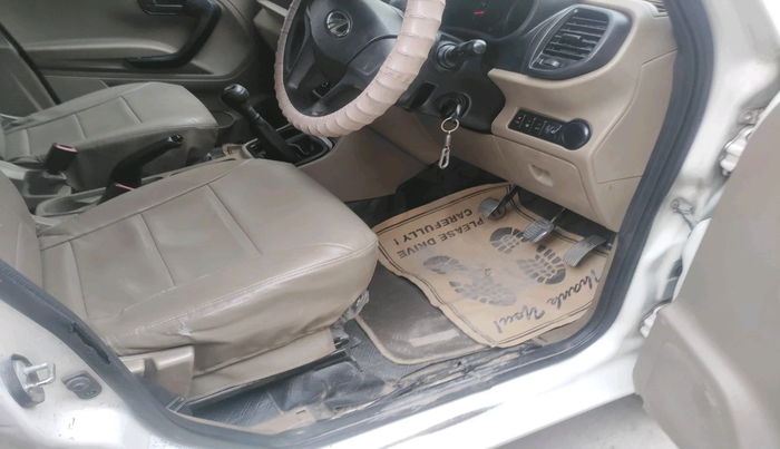 2018 Mahindra TUV300 T6 PLUS, Diesel, Manual, 1,22,447 km, interior