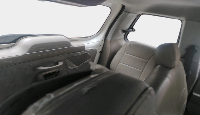 2018 Mahindra TUV300 T6 PLUS, Diesel, Manual, 1,22,447 km, interior