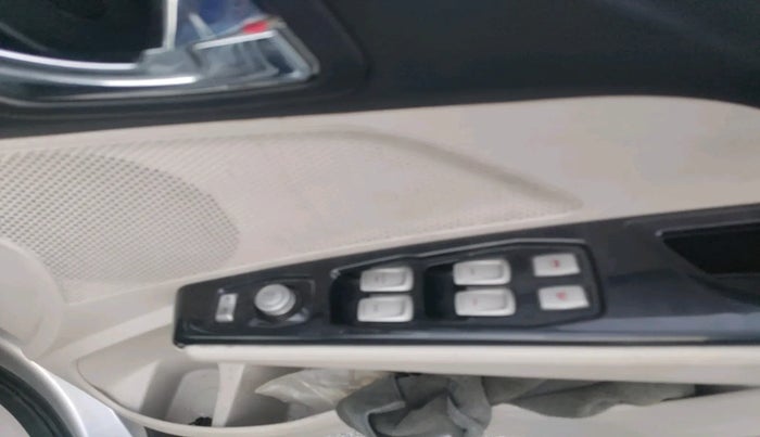 2022 Mahindra XUV300 W8 (O) 1.5 DIESEL, Diesel, Manual, 94,478 km, interior