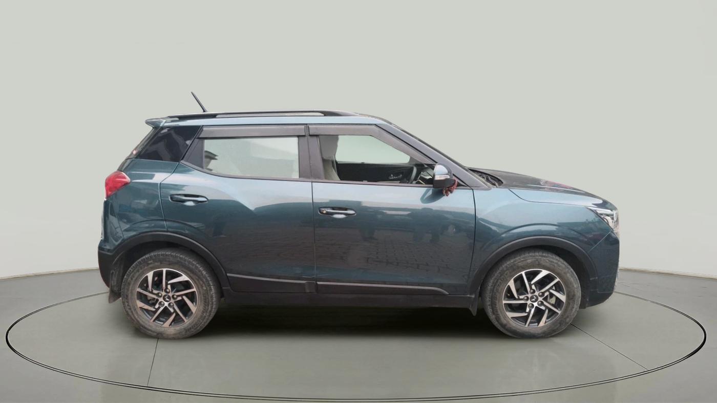 2023 Mahindra XUV300 W8 (O) 1.2 PETROL, Petrol, Manual, 11,283 km, exterior