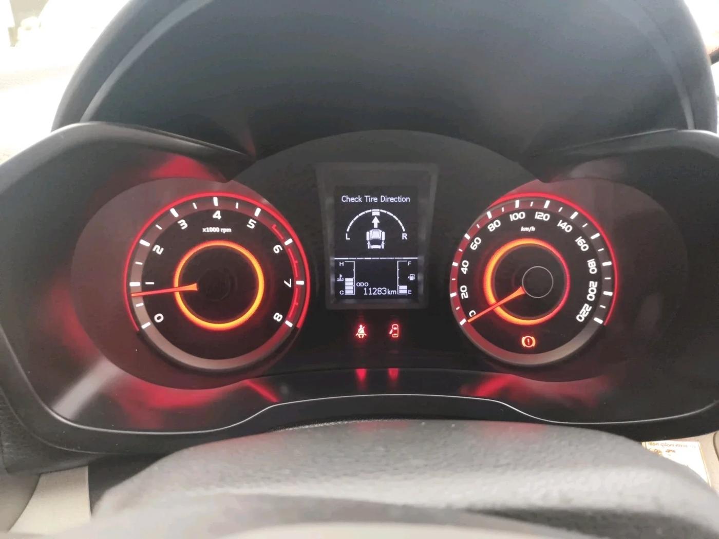 2023 Mahindra XUV300 W8 (O) 1.2 PETROL, Petrol, Manual, 11,283 km, interior