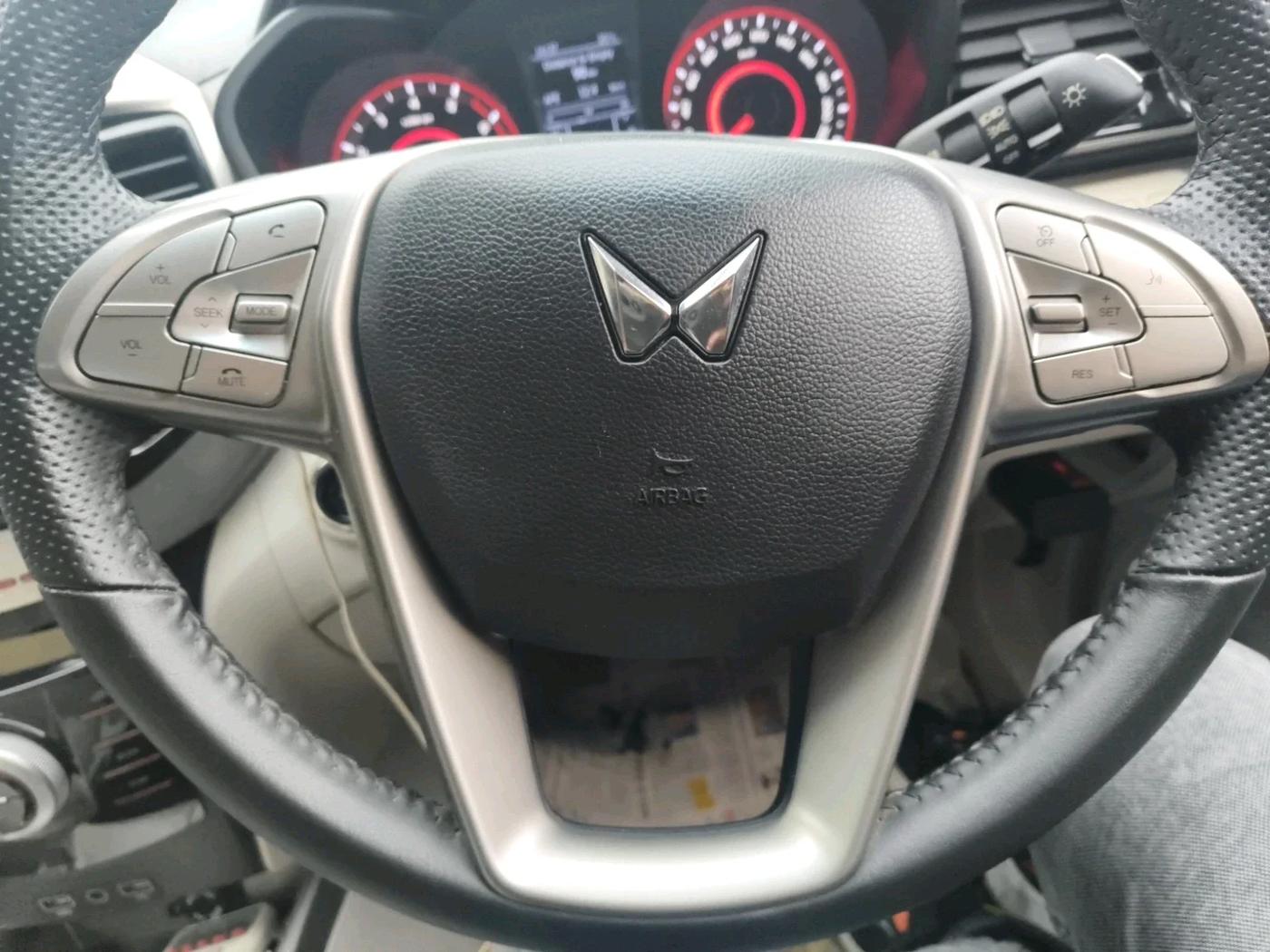 2023 Mahindra XUV300 W8 (O) 1.2 PETROL, Petrol, Manual, 11,283 km, interior
