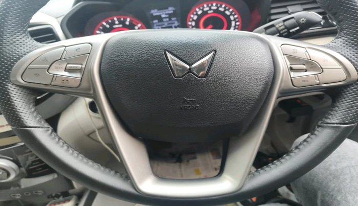 2023 Mahindra XUV300 W8 (O) 1.2 PETROL, Petrol, Manual, 11,283 km, interior