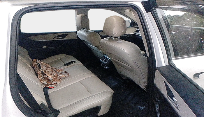 2022 Mahindra XUV700 AX 7 LUXURY D AT 7 STR, Diesel, Automatic, 61,284 km, interior