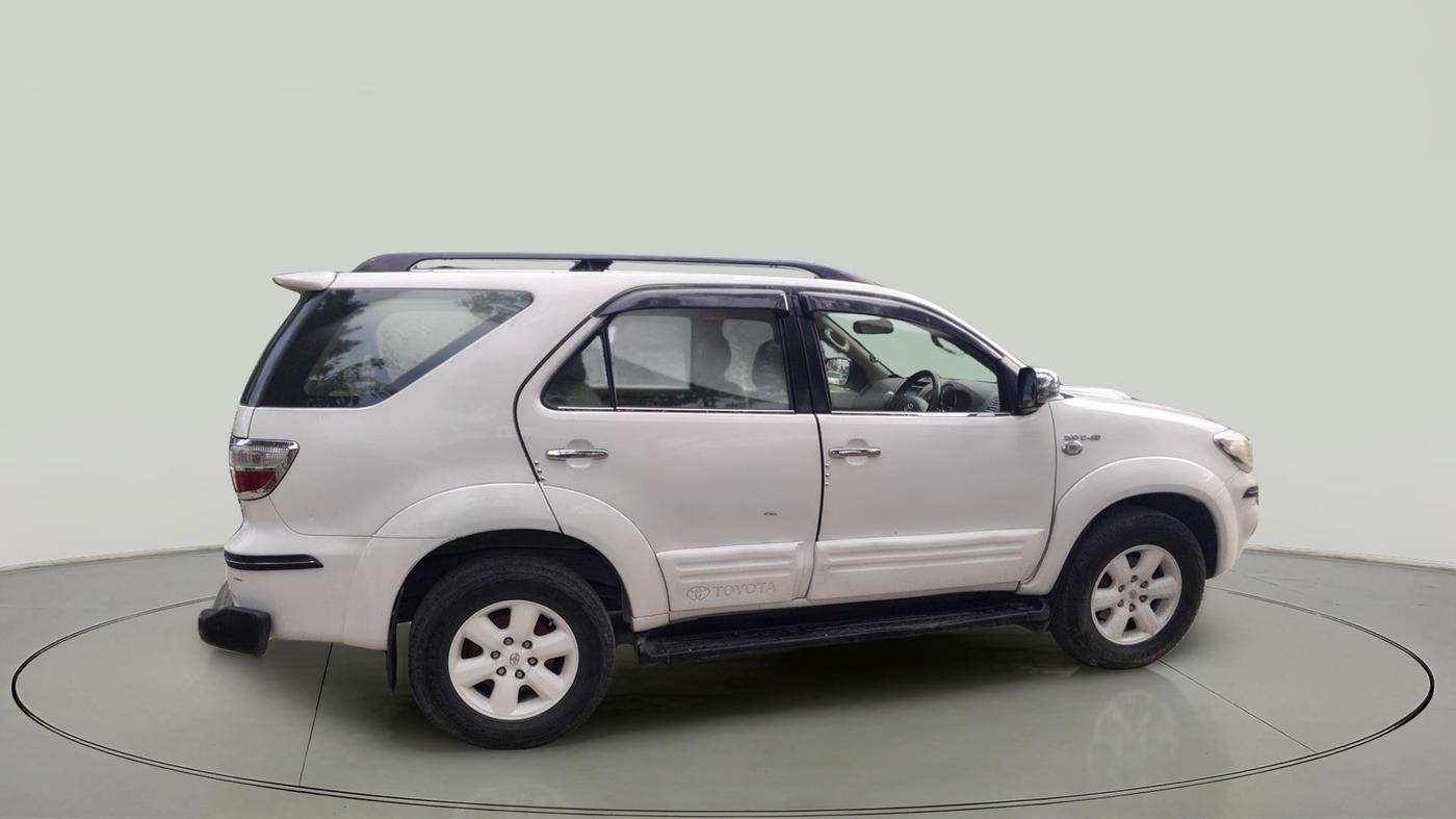 2011 Toyota Fortuner 3.0 4X4 MT, Diesel, Manual, 1,44,639 km, exterior
