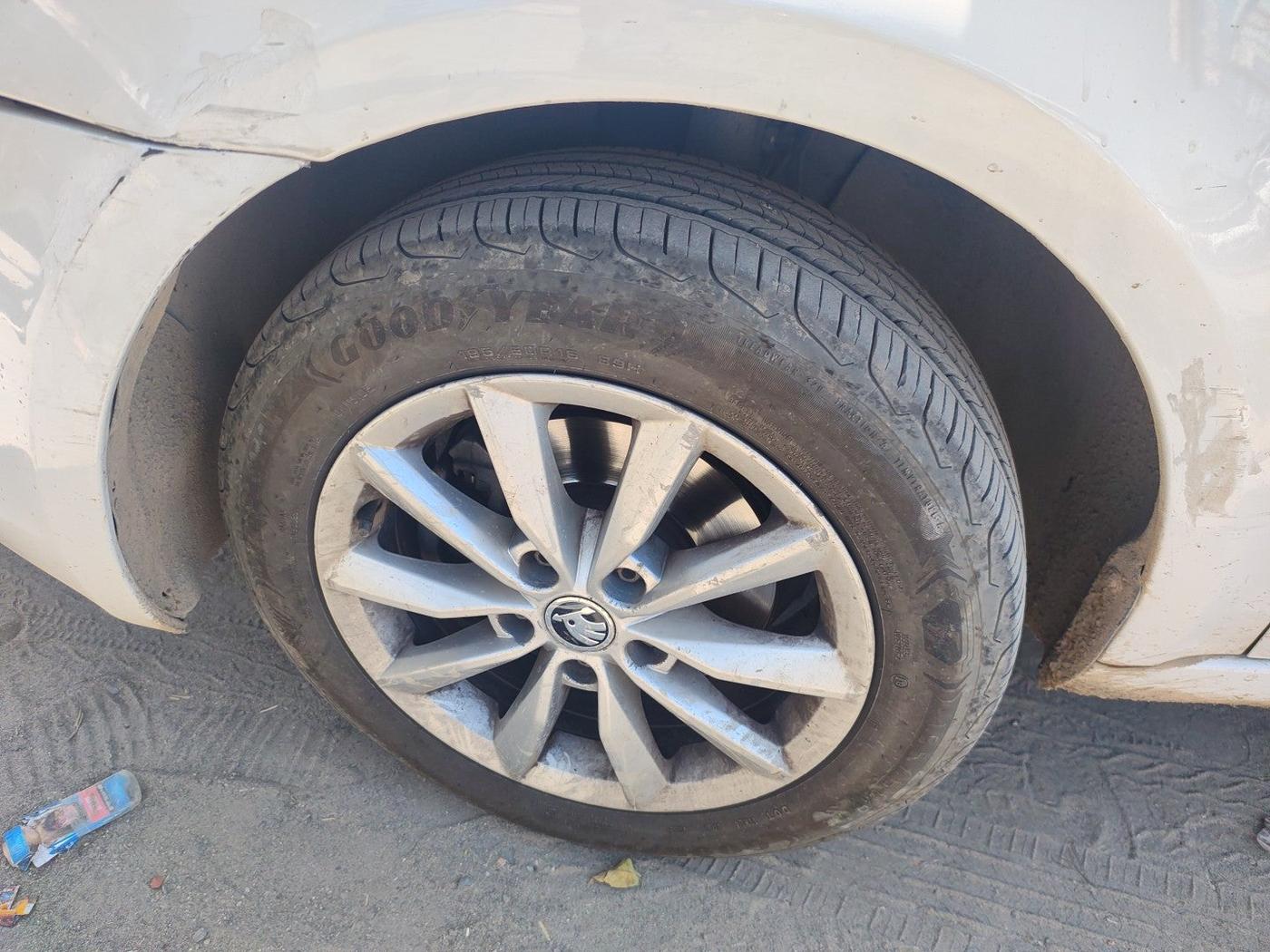 2015 Skoda Octavia Elegance 2.0 TDI AT, Diesel, Automatic, 1,13,378 km, tyre