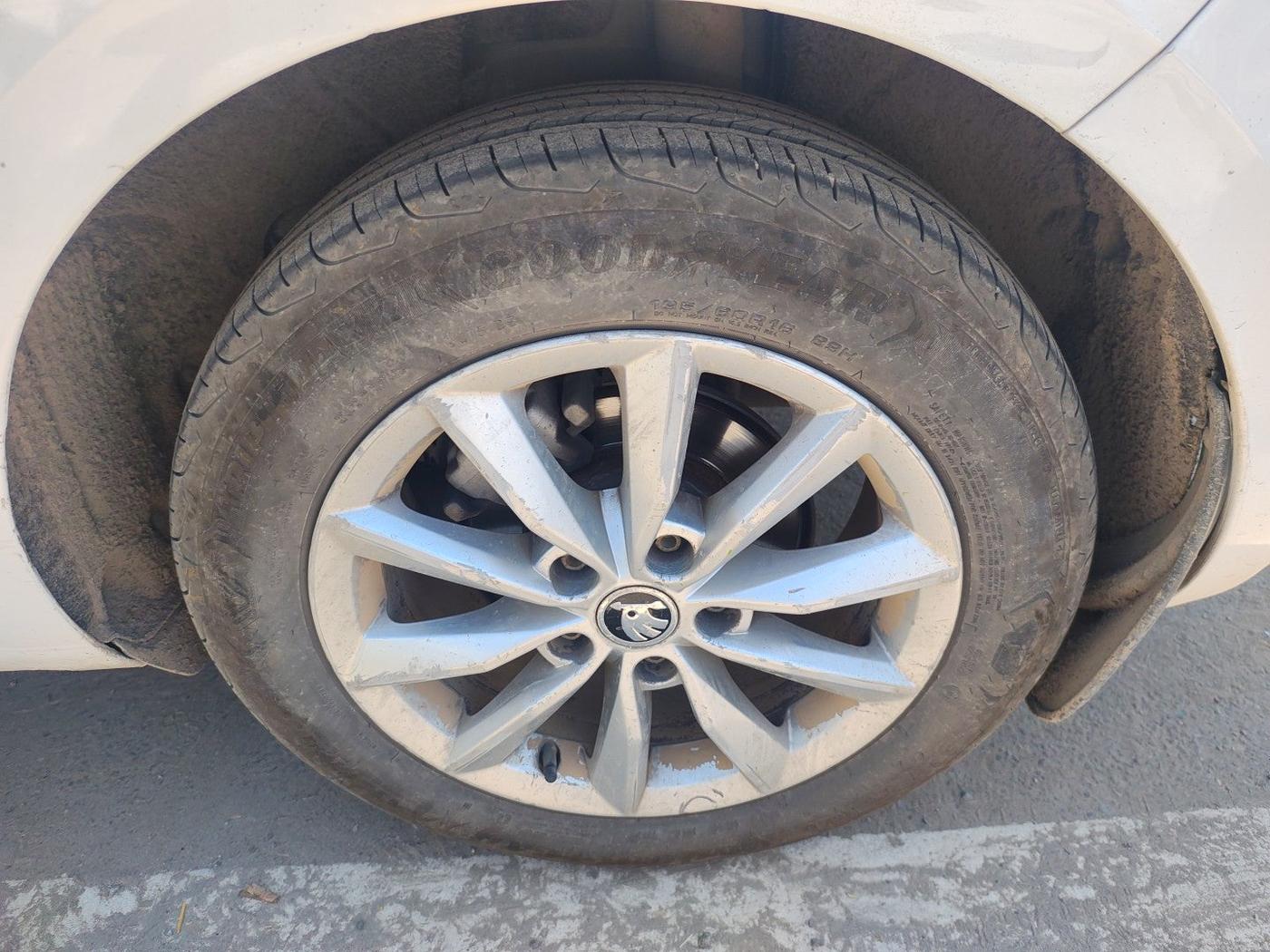 2015 Skoda Octavia Elegance 2.0 TDI AT, Diesel, Automatic, 1,13,378 km, tyre