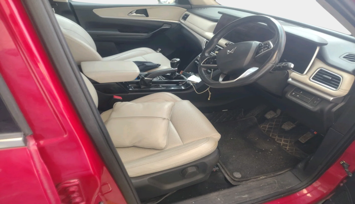 2022 Mahindra XUV700 AX 7 P MT 7 STR, Petrol, Manual, 51,602 km, interior