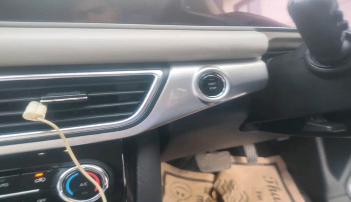 2022 Mahindra XUV700 AX 7 LUXURY D AT 7 STR, Diesel, Automatic, 48,338 km, interior