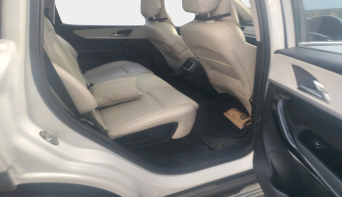 2022 Mahindra XUV700 AX 7 LUXURY D AT 7 STR, Diesel, Automatic, 48,338 km, interior