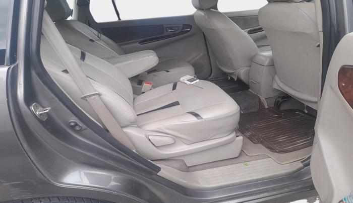 2014 Toyota Innova 2.5 VX 7 STR, Diesel, Manual, 2,65,572 km, interior