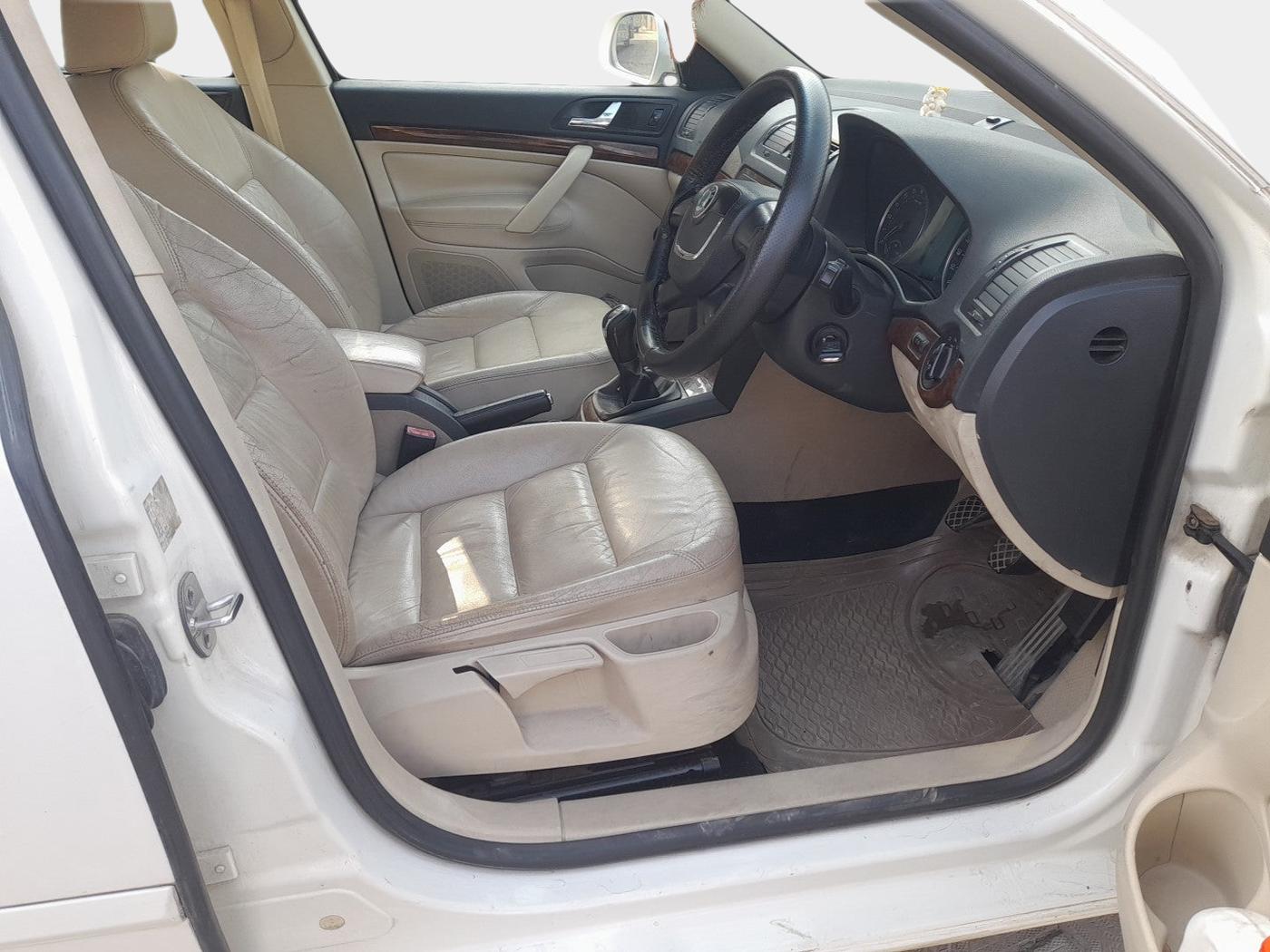 2012 Skoda Laura ELEGANCE 2.0 TDI CR MT, Diesel, Manual, 1,19,353 km, interior