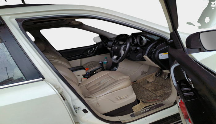 2018 Mahindra XUV500 W10, Diesel, Manual, 1,21,401 km, interior