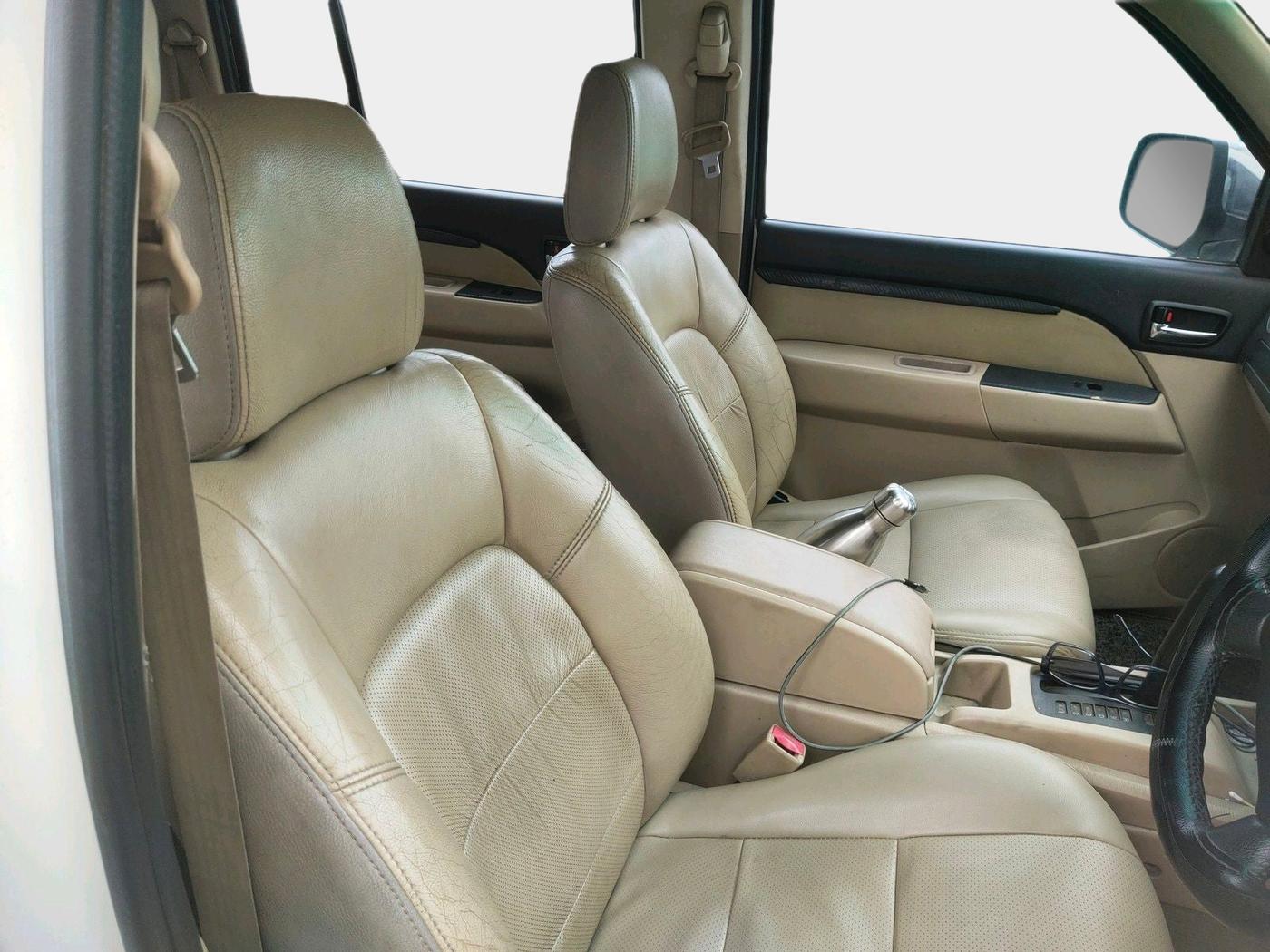 2010 Ford Endeavour 2.5L 4X2 AT, Diesel, Automatic, 1,50,203 km, interior